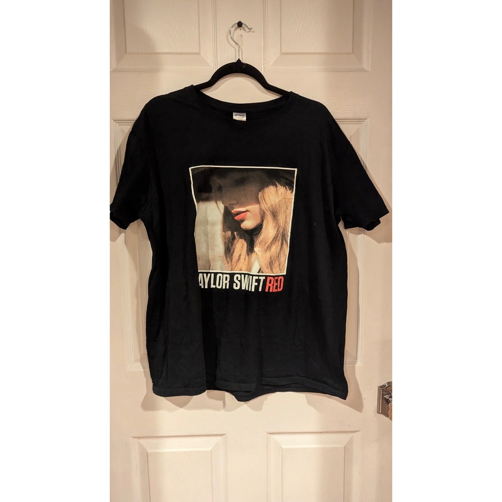 Gildan Taylor Swift Red Tour 2013 Concert T-Shirt XL Black Graphic Tee Swiftie